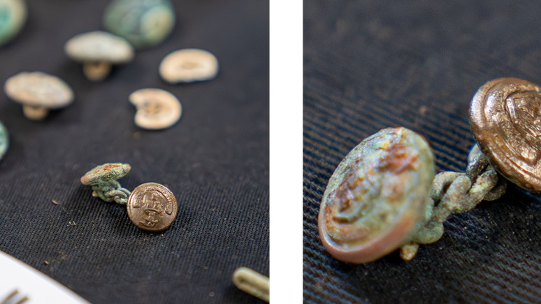 Foram encontrados botões metálicos com o logotipo da companhia de bondes Newcastle Corporation Tramways, junto aos restos mortais