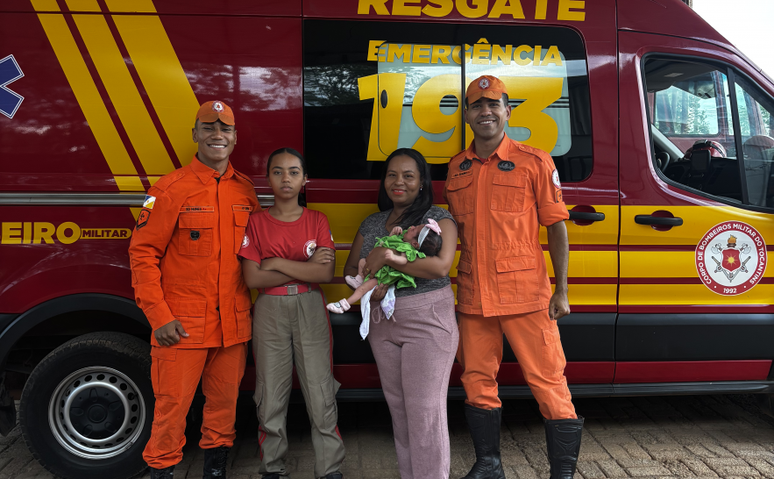 Menina aprendeu t&eacute;cnica de desengasgo no curso de bombeiro mirim 