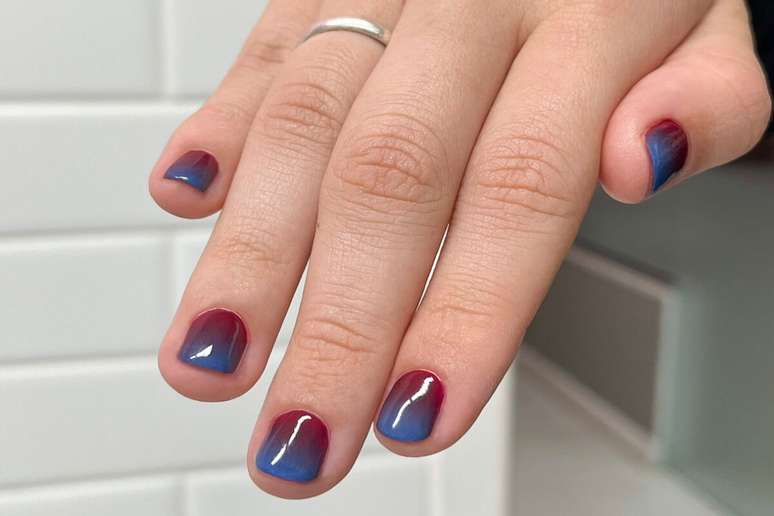 O baby boomer traz o degrad&ecirc; nas pontas das unhas com leveza e delicadeza 