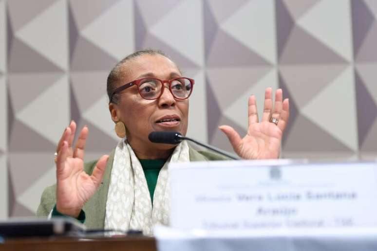 Vera Lúcia Santana Araújo