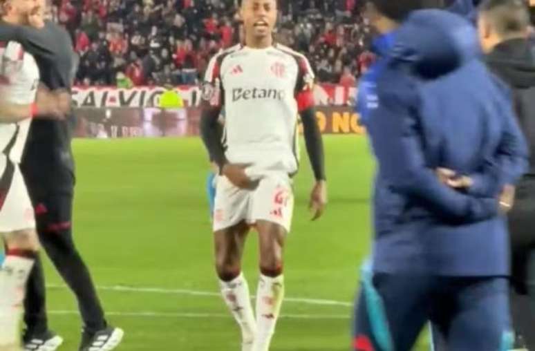 Bruno Henrique is fined for an obscene gesture at the Libertadores