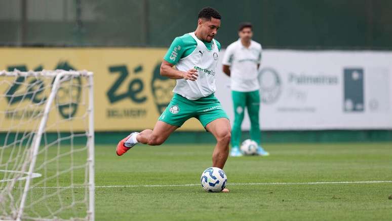 O jogador Vitor Roque, da SE Palmeiras, durante treinamento, na Academia de Futebol. –