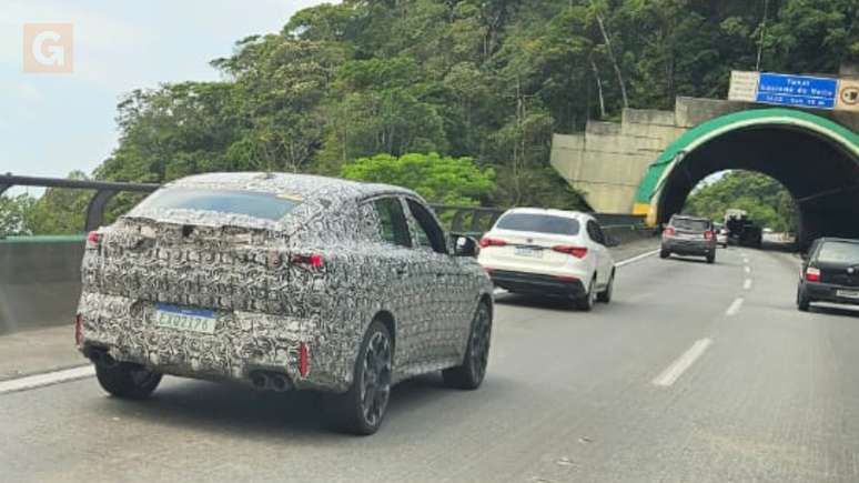BMW X2 flagrado em testes na Rodovia dos Imigrantes