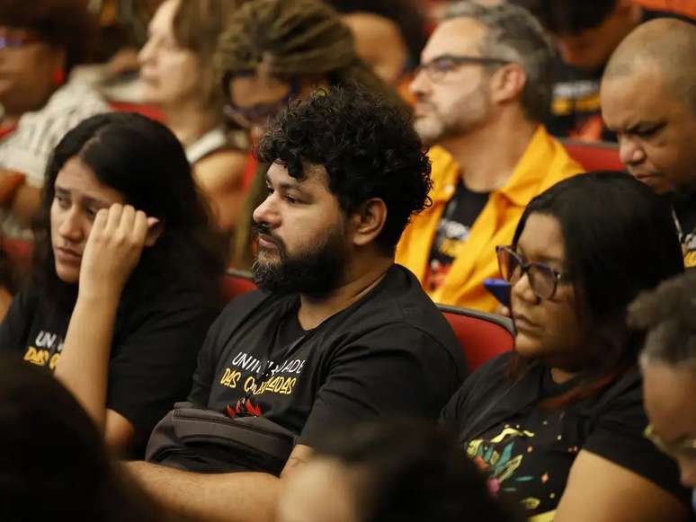 Estudantes se emocionam na conferência com Gilberto Gil na Academia Brasileira de Letras (ABL), no Rio de Janeiro, em maio de 2025.