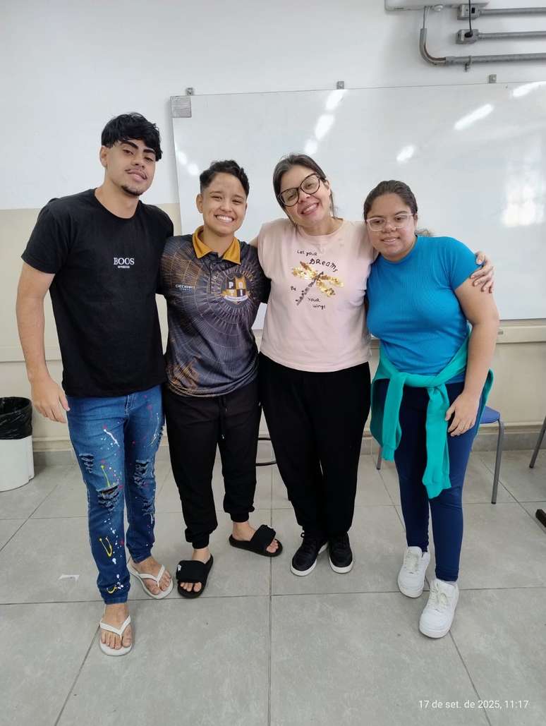 Professora Ana Paula com a Ingrid e outros estudantes
