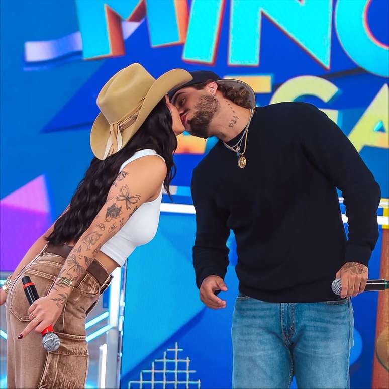 Ana Castela and Zé Felipe kiss on the Domingo Legal stage Ana Castela and Zé Felipe kiss on the Domingo Legal stage