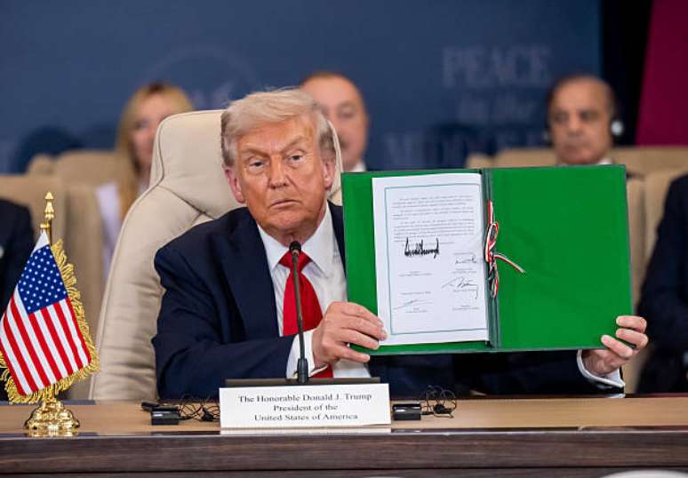 O presidente dos EUA, Donald Trump, faz uma declaração sobre a guerra de Gaza na cúpula de Gaza, presidida pelo presidente egípcio al-Sisi. A reunião de chefes de Estado e de governo discutirá o apoio à Faixa de Gaza após o cessar-fogo entre Israel e o Hamas.