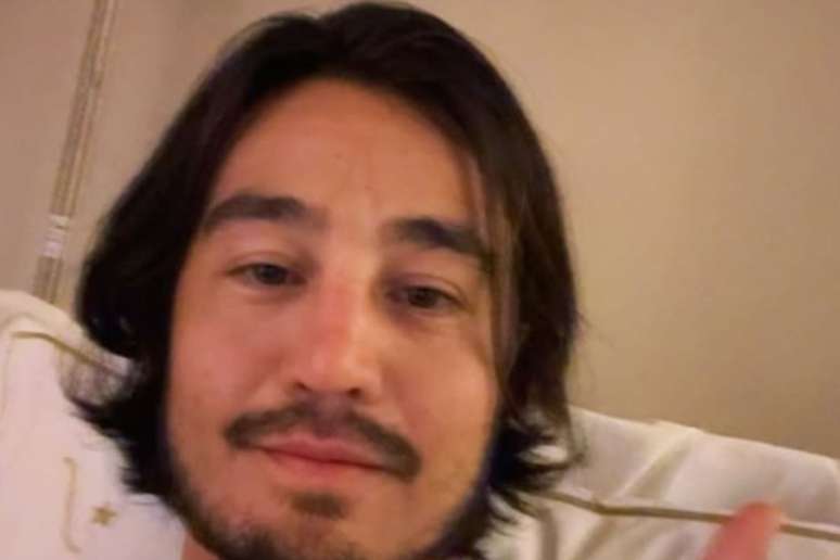 Tiago Iorc grava vídeo em hospital