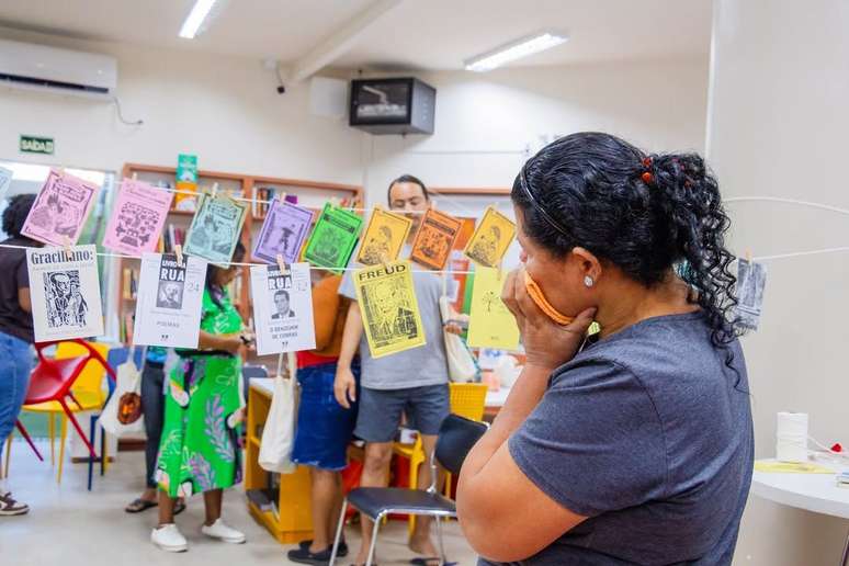 Atividade com cordel. Maioria são mulheres com mais de 40 anos, negras e moradoras da Maré, que estudam em escolas públicas.