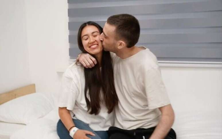 Ref&eacute;m libertado Avinatan Ou se re&uacute;ne com sua namorada e ex-ref&eacute;m Noa Argamani, ap&oacute;s sua liberta&ccedil;&atilde;o do cativeiro em 13 de outubro de 2025