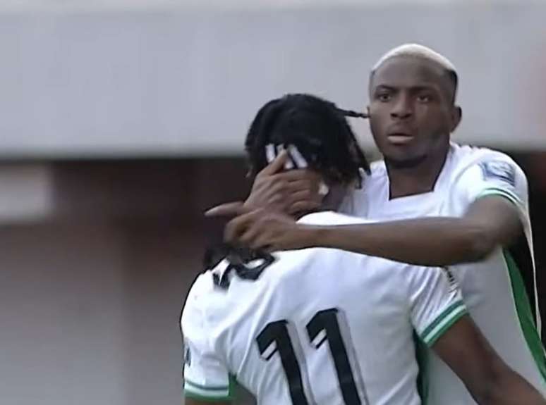 Osimhen celebra o primeiro de seus tr&ecirc;s golspoara a Nig&eacute;ria.