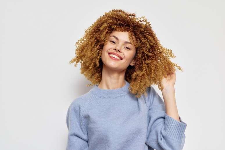 Para manter os cabelos saudáveis, também é necessária uma rotina de bons hábitos que envolva o corpo e a mente