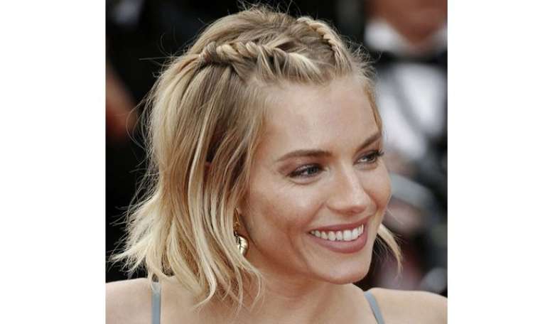 As trancinhas ou torcidinhos na parte de cima s&atilde;o boas op&ccedil;&otilde;es de penteados! Para fazer, pegue pequenas mechas na parte da frente e v&aacute; enrolando-as enquanto as puxa delicadamente para tr&aacute;s! &ndash;