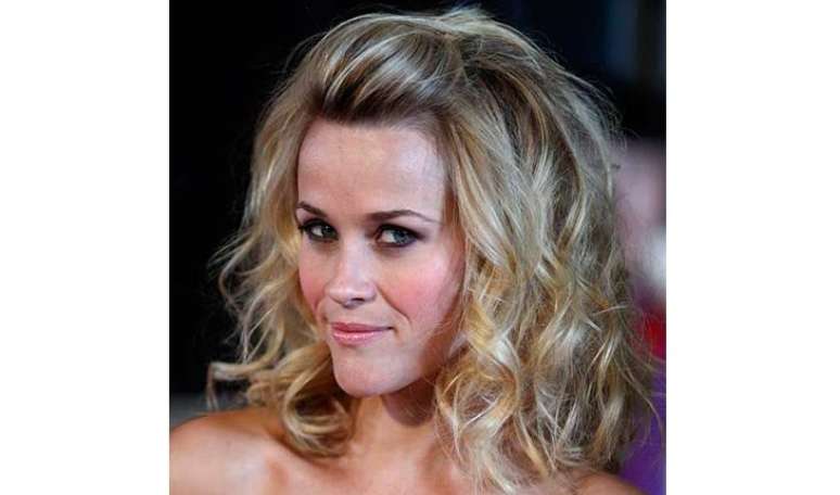 Um dos penteados para cabelo curto que tamb&eacute;m &eacute; simples de fazer e consegue deixar qualquer visual muito mais bonito &eacute; a franja presa para tr&aacute;s, deixando um volume na parte de cima &ndash;