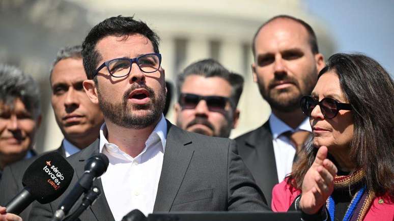 Paulo Figueiredo e Eduardo Bolsonaro também foram denunciados por ter articulado sanções contra o país e autoridades brasileiras