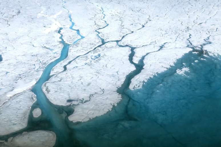 A água do derretimento corre na Groenlândia formando rios: camada de gelo já está perdendo massa e pode chegar em breve a um ponto crítico, que também pode afetar uma importante circulação oceânica com impactos até na Floresta Amazônica Maria-José Viñas/NASA