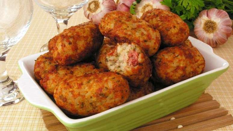 Bolinho de arroz com calabresa – Foto: Stela Handa