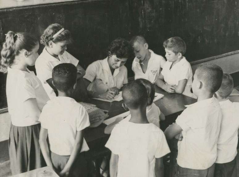 Sala de aula no Rio, em 1963, ano em que foi instituído o Dia do Professor no Brasil