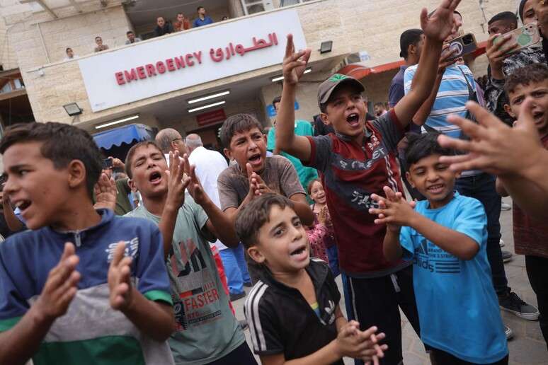 Crianças na Faixa de Gaza celebram cessar-fogo entre Israel e Hamas