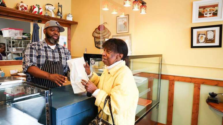 No final de 2024, Hunter abandonou sua carreira no setor de logística e distribuição para dirigir a padaria da sua mãe