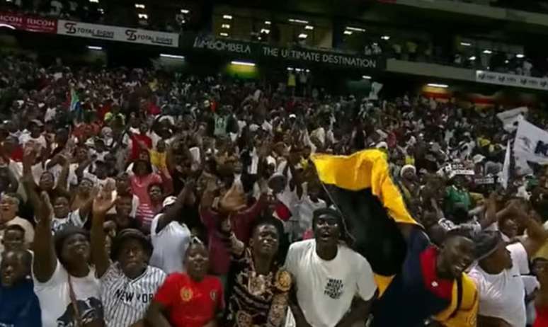 Torcida sul-africana em festa no est&aacute;dio, em Nelspruit, com a classifica&ccedil;&atilde;o para a Copa