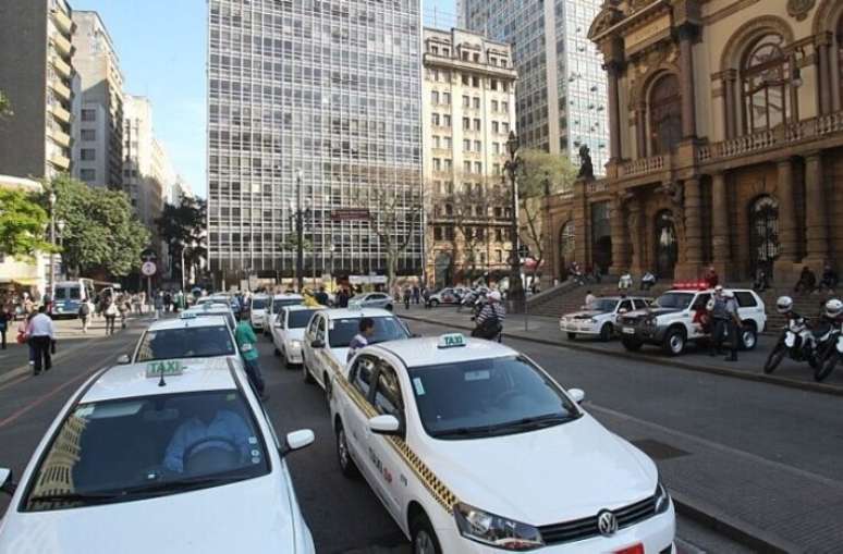 Taxistas estão autorizados a instalar películas antivandalismo nos vidros dos veículos.