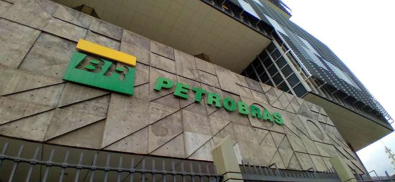 Plataforma da Petrobras durante operação de perfuração; estatal é alvo de ação que questiona licença ambiental concedida para exploração na Foz do Amazonas.