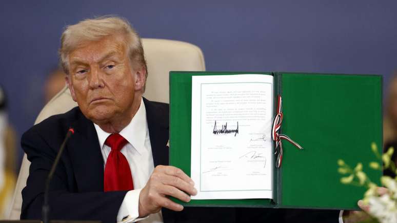 O presiidente americano Donald Trump apresenta o documento assinado na cúpula de paz para Gaza, em Sharm el-Sheikh, no Egito, na segunda-feira 13 de outubro de 2025.