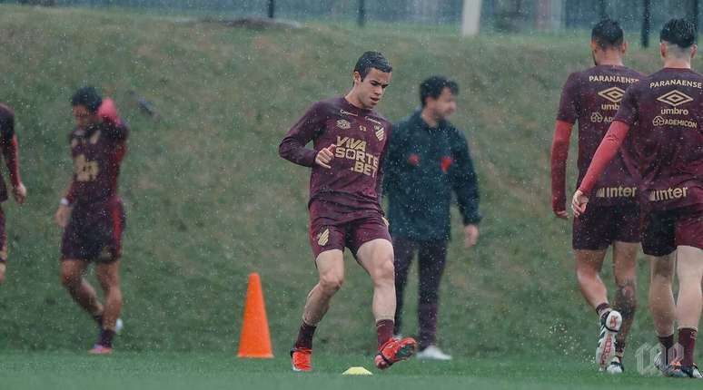 Furacão  não quer se distanciar do G4 –