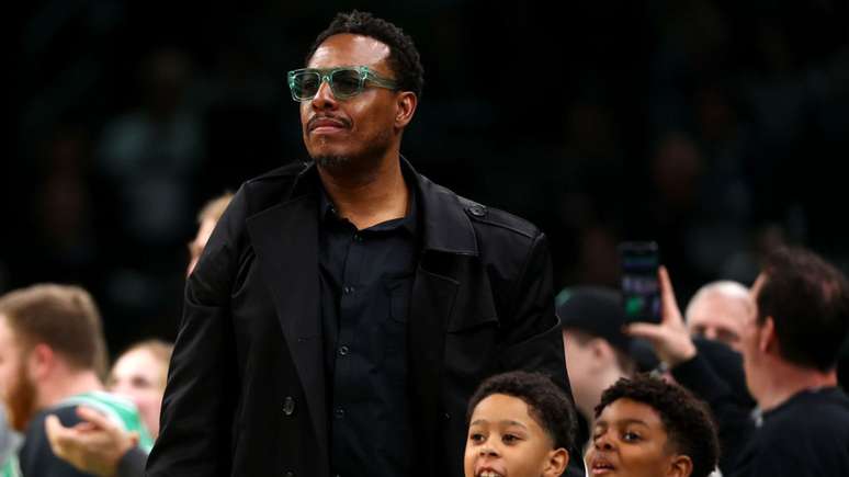 Paul Pierce assistindo jogo da NBA