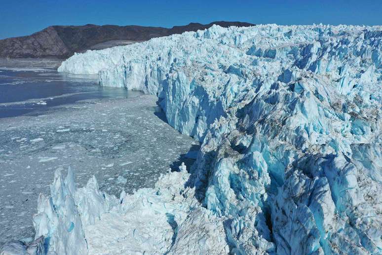 Uma frente glacial alta vista de cima mostra enormes pedaços de gelo se desprendendo na Baía de Disko.