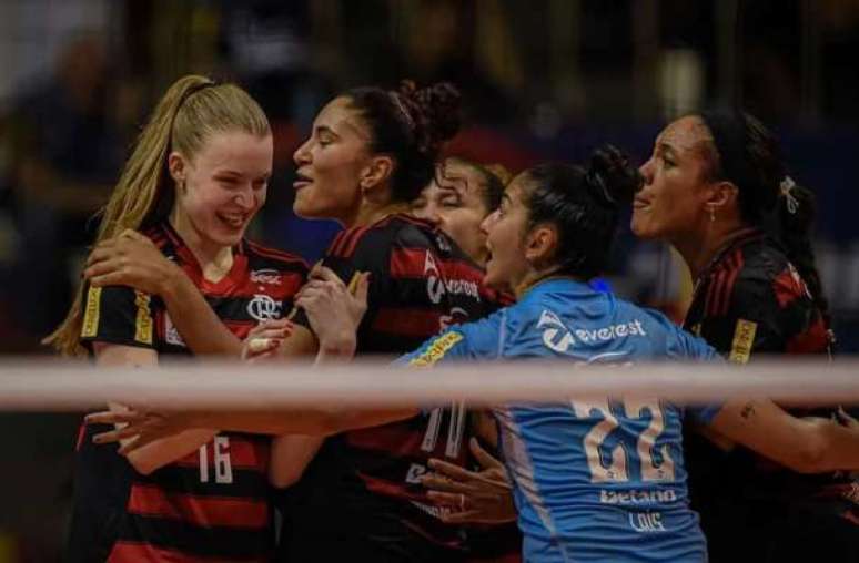 Sesc RJ Flamengo is champion of Rio. Amanda is hurt and scared
