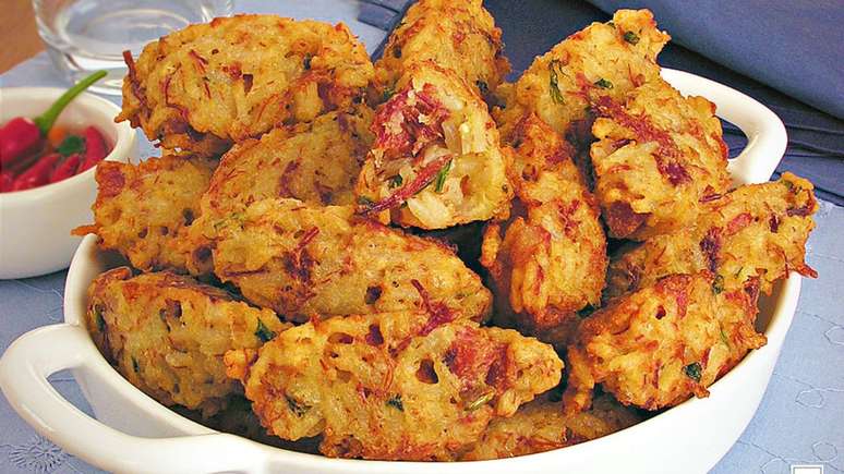 Bolinho de arroz carreteiro com linguiça – Foto: Stela Handa