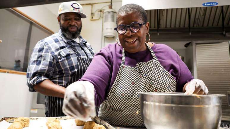 Vamarr Hunter encontrou sua mãe biológica onde ela menos imaginava: na sua padaria favorita