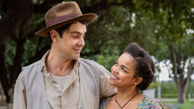 Candinho (Sergio Guizé ) e Dita (Jeniffer Nascimento) em 'Êta Mundo Melhor! (Divulgação/TV Globo)