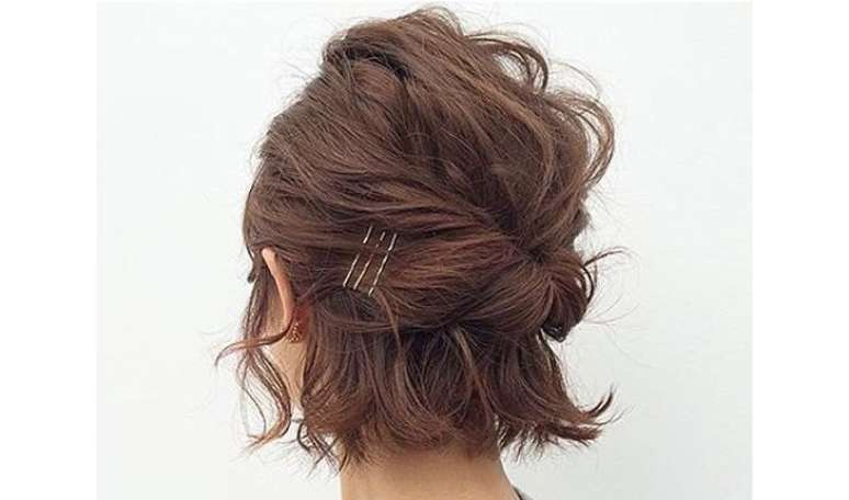 No ver&atilde;o e com as temperaturas mais altas at&eacute; quem tem cabelo bem curto quer dar um jeito de prender os fios! Re&uacute;na os fios laterais e prenda-os atr&aacute;s da cabe&ccedil;a, deixando um volume em cima e soltando alguns fios para deixar o penteado mais despojado! &ndash;