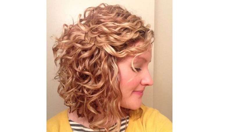 Mas, se voc&ecirc; n&atilde;o tem tanto jeito para fazer penteados, simplesmente prender a franja de lado j&aacute; faz toda a diferen&ccedil;a! &ndash;