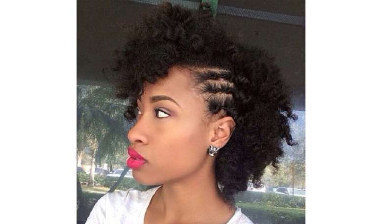 Quem tem cabelo enrolado pode fazer trancinhas laterais e usar o volume dos cachos para arrasar por a&iacute; &ndash;