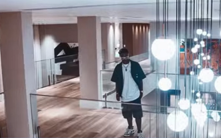 Vini Jr. no segundo piso de sua mansão do Rio de Janeiro