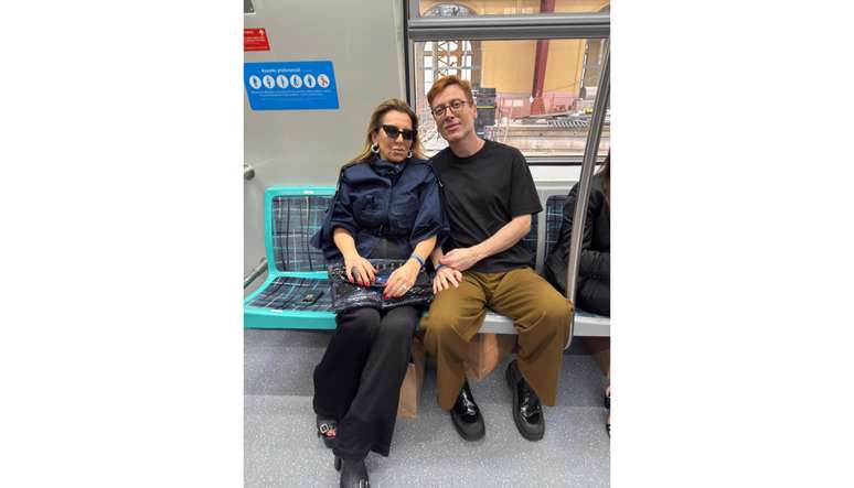 A influencer Nadia Fares e o empresário Adi Amaral: a elite no trem usado por milhares de paulistanos anônimos todos os dias