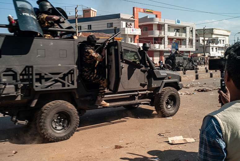 Forças de segurança intervêm contra os manifestantes que protestavam contra a continuação dos cortes de energia elétrica e água, em Antananarivo, Madagascar, em 9 de outubro de 2025.