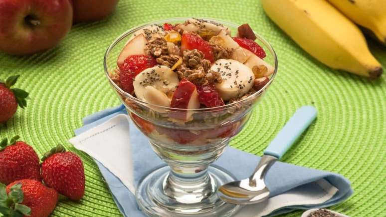 Homemade granola fruit bowl: prepare fitness dessert