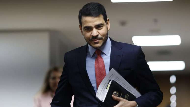 O advogado-geral da União, Jorge Messias, durante pronunciamento à imprensa na sede da AGU em Brasília (DF)