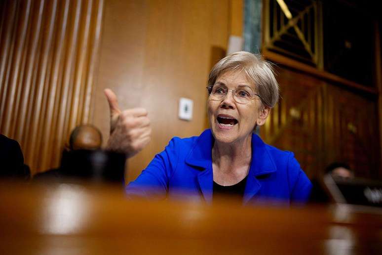 "Resgate aos ricos disfar&ccedil;ado de ajuda internacional", disse a senadora democrata Elizabeth Warren