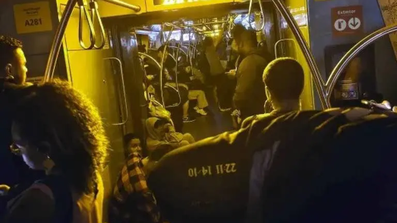 Homem trava metrô de SP após apertar botão de emergência e é espancado / Reprodução: X