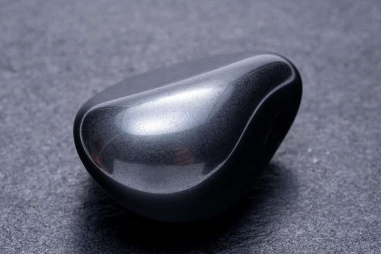 O cristal obsidiana negra traz proteção para os escorpianos 