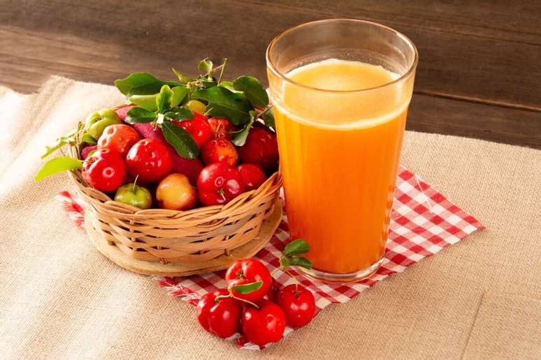 Suco de acerola com gengibre 
