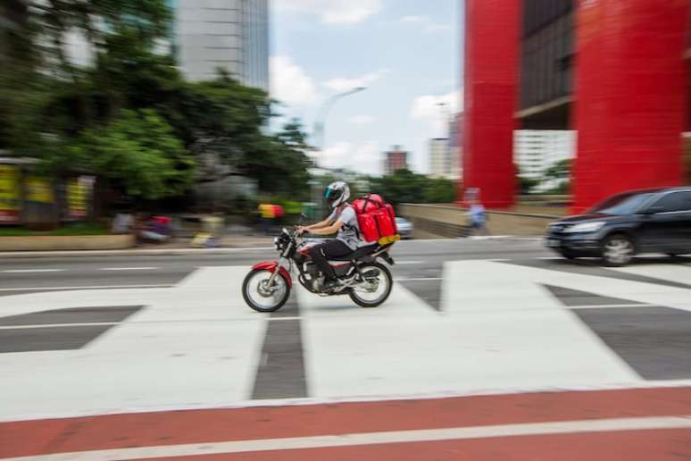 Entregadores e motociclistas poderão ganhar bônus de até R$ 500 com programa conjunto entre iFood e Uber.