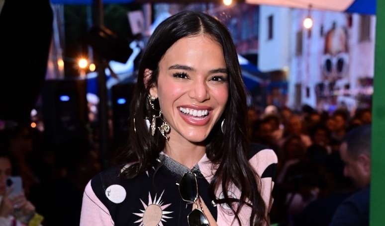 O segredo de Bruna Marquezine para prevenir o envelhecimento: atriz faz tratamento de até R$ 5 mil no pescoço.