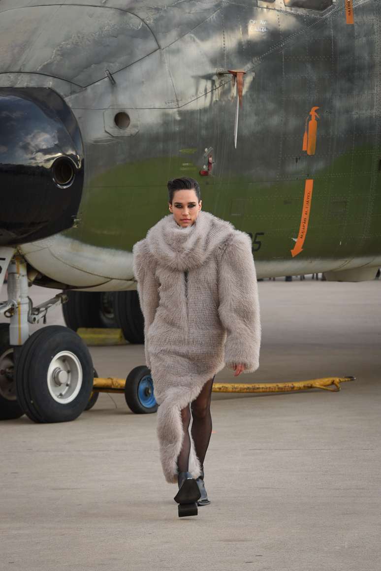 Rhay Polster para o desfile da Forca Studio 